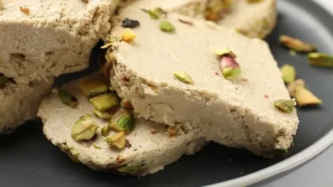 تصویر 2 از حلوا شکری کوچک سنتی با مغز های تازه